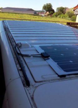 Solarpanel auf Dach montiert